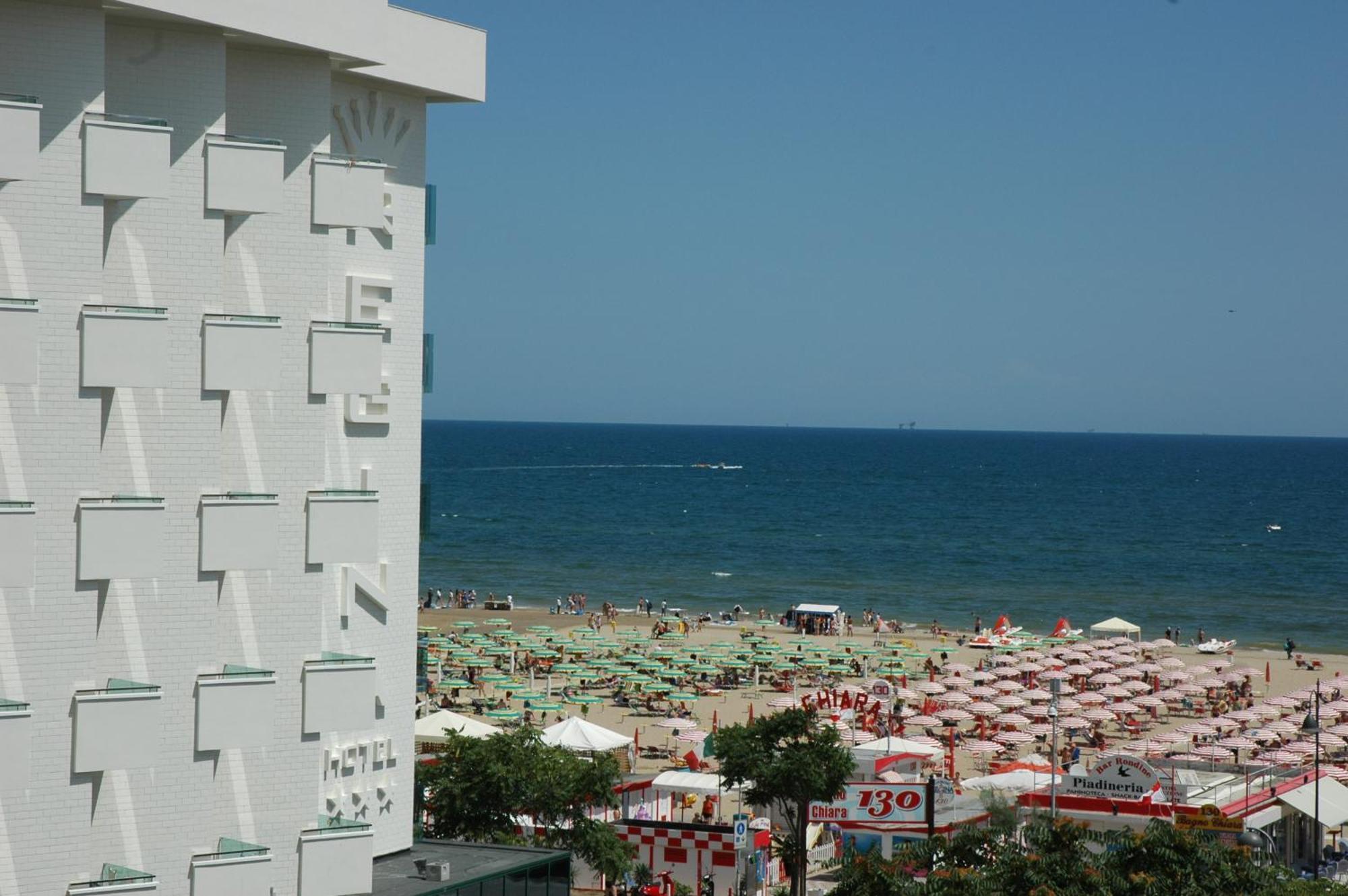 Hotel Regina Fronte Mare Rimini Buitenkant foto
