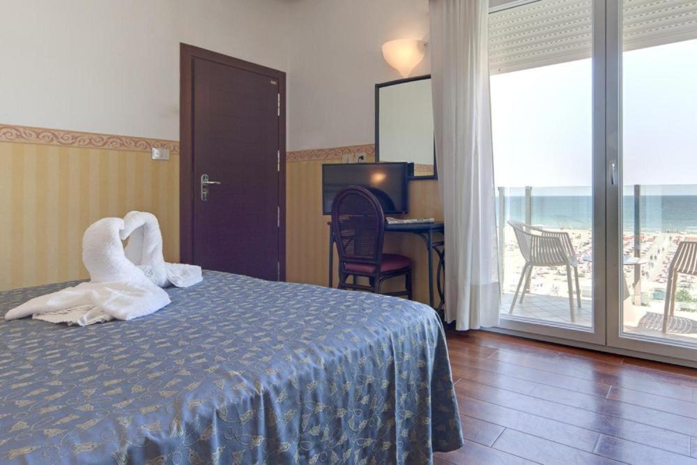 Hotel Regina Fronte Mare Rimini Buitenkant foto