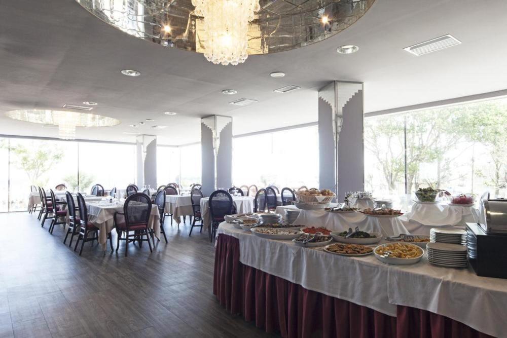 Hotel Regina Fronte Mare Rimini Buitenkant foto
