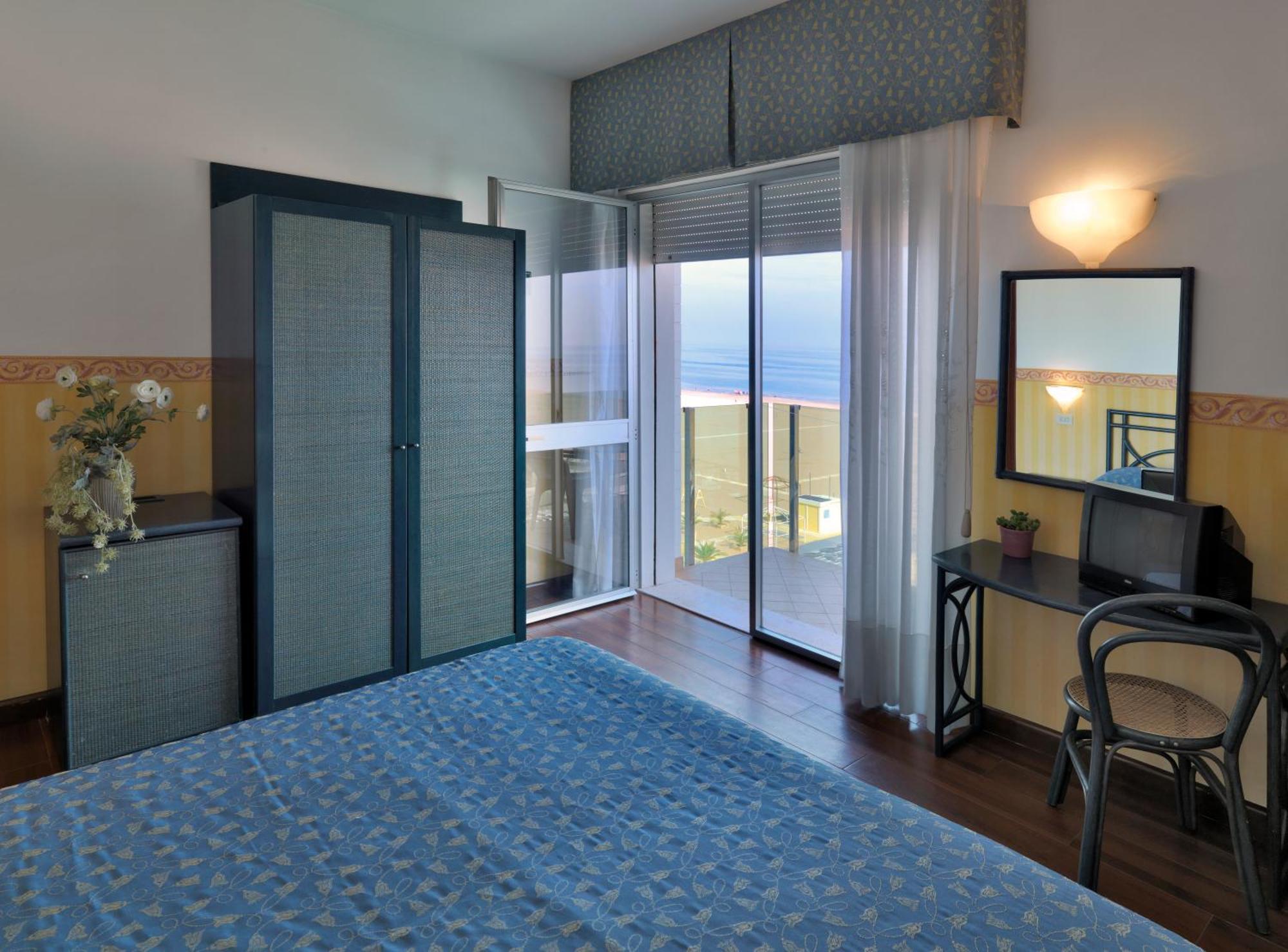Hotel Regina Fronte Mare Rimini Buitenkant foto