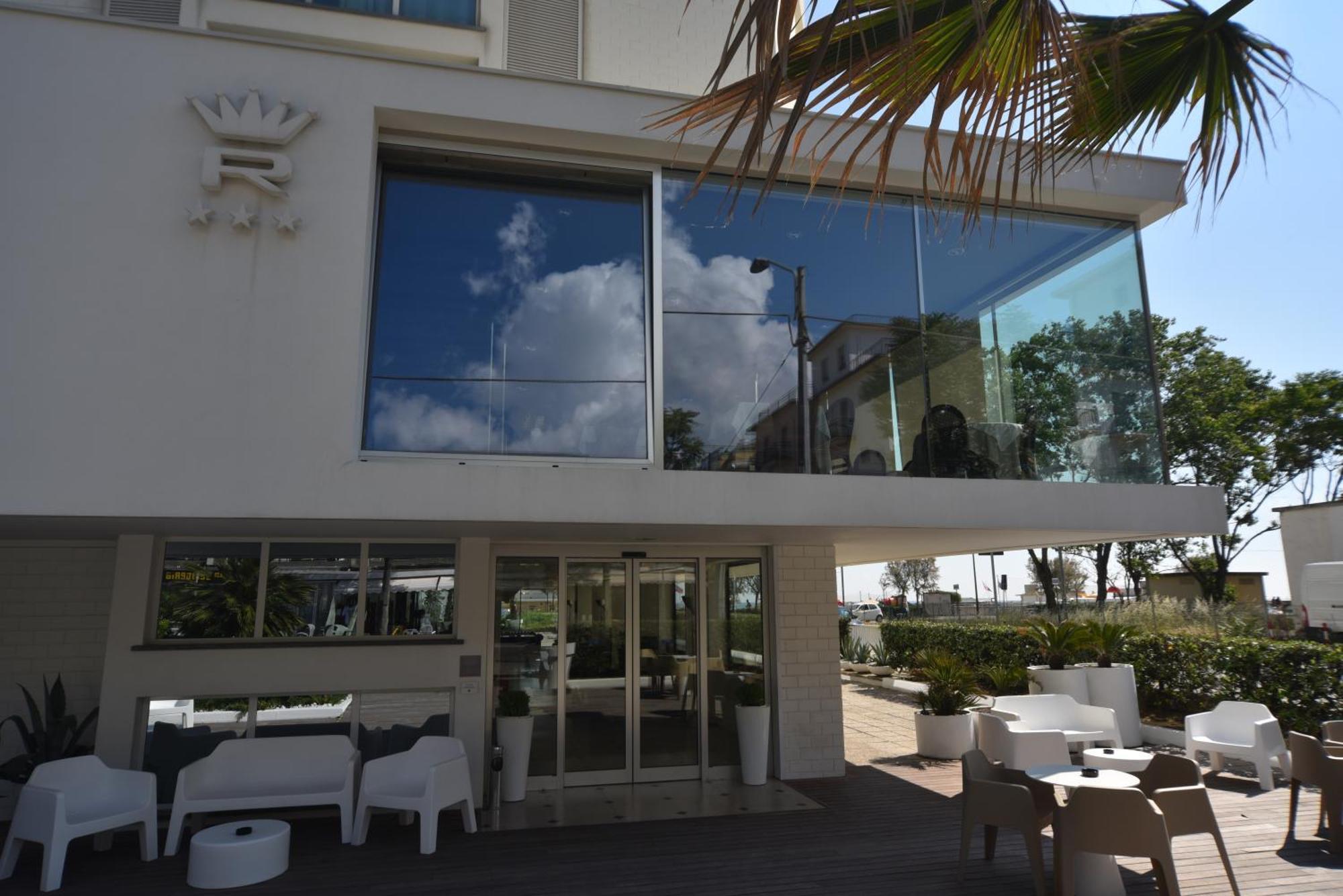 Hotel Regina Fronte Mare Rimini Buitenkant foto