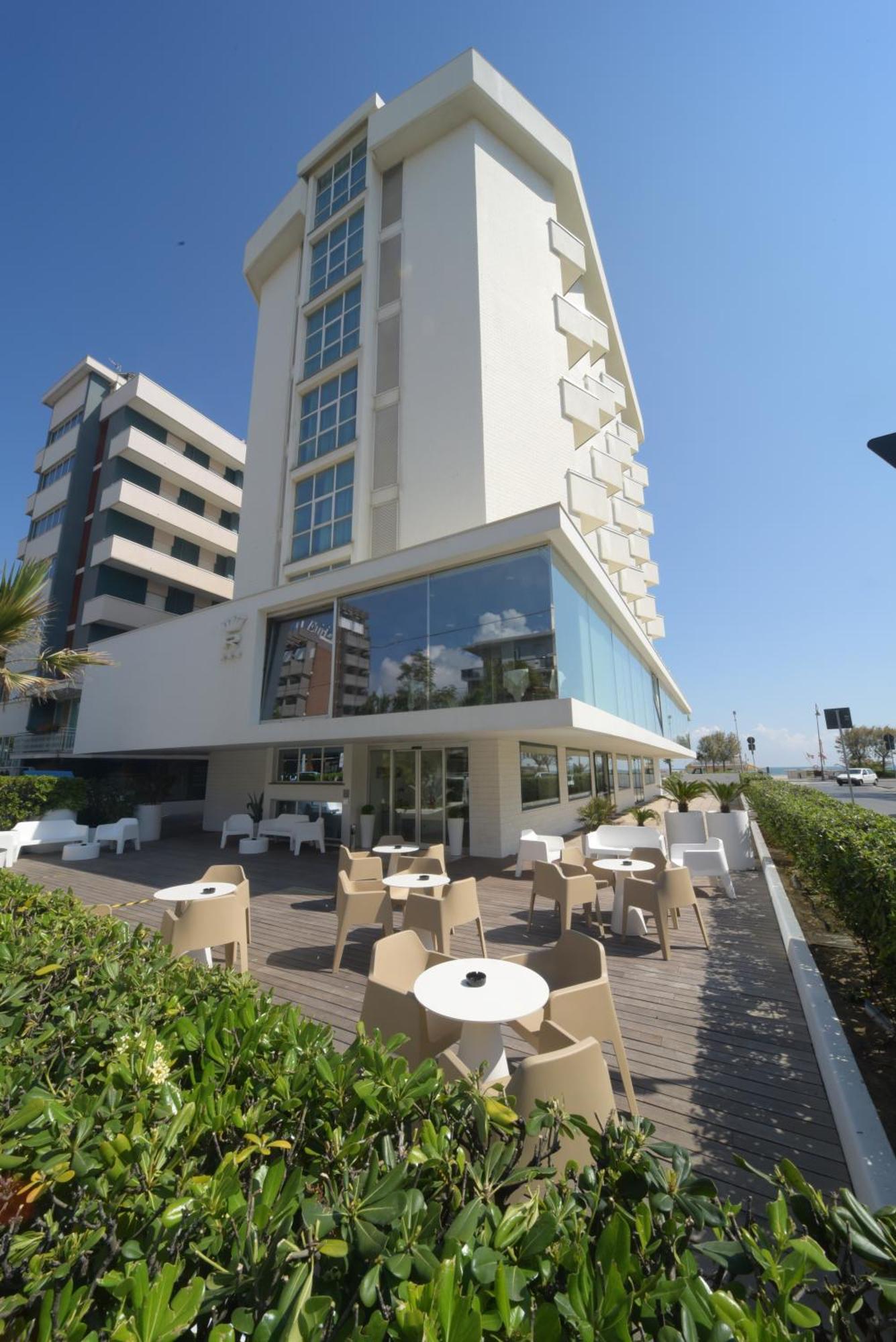 Hotel Regina Fronte Mare Rimini Buitenkant foto