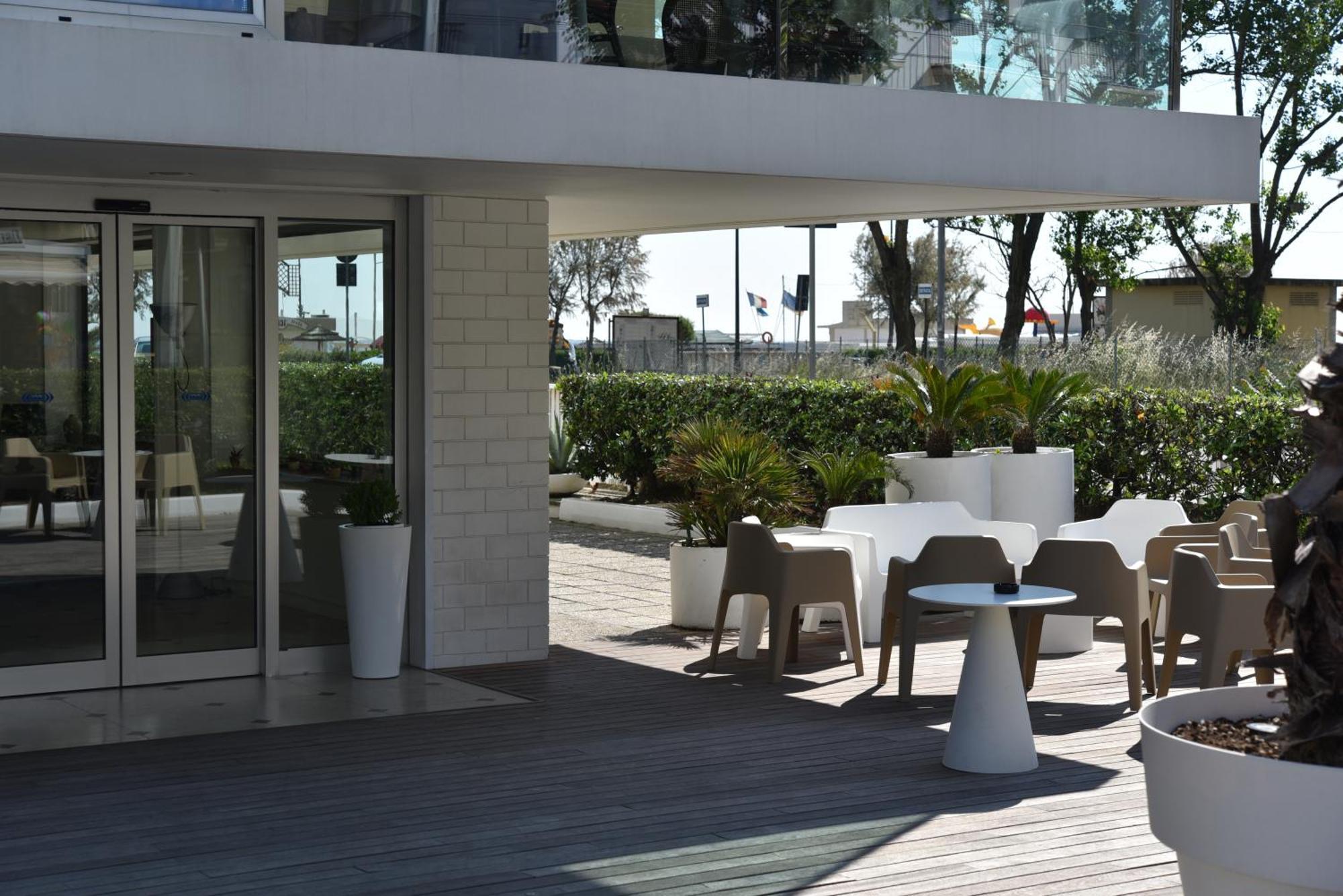 Hotel Regina Fronte Mare Rimini Buitenkant foto