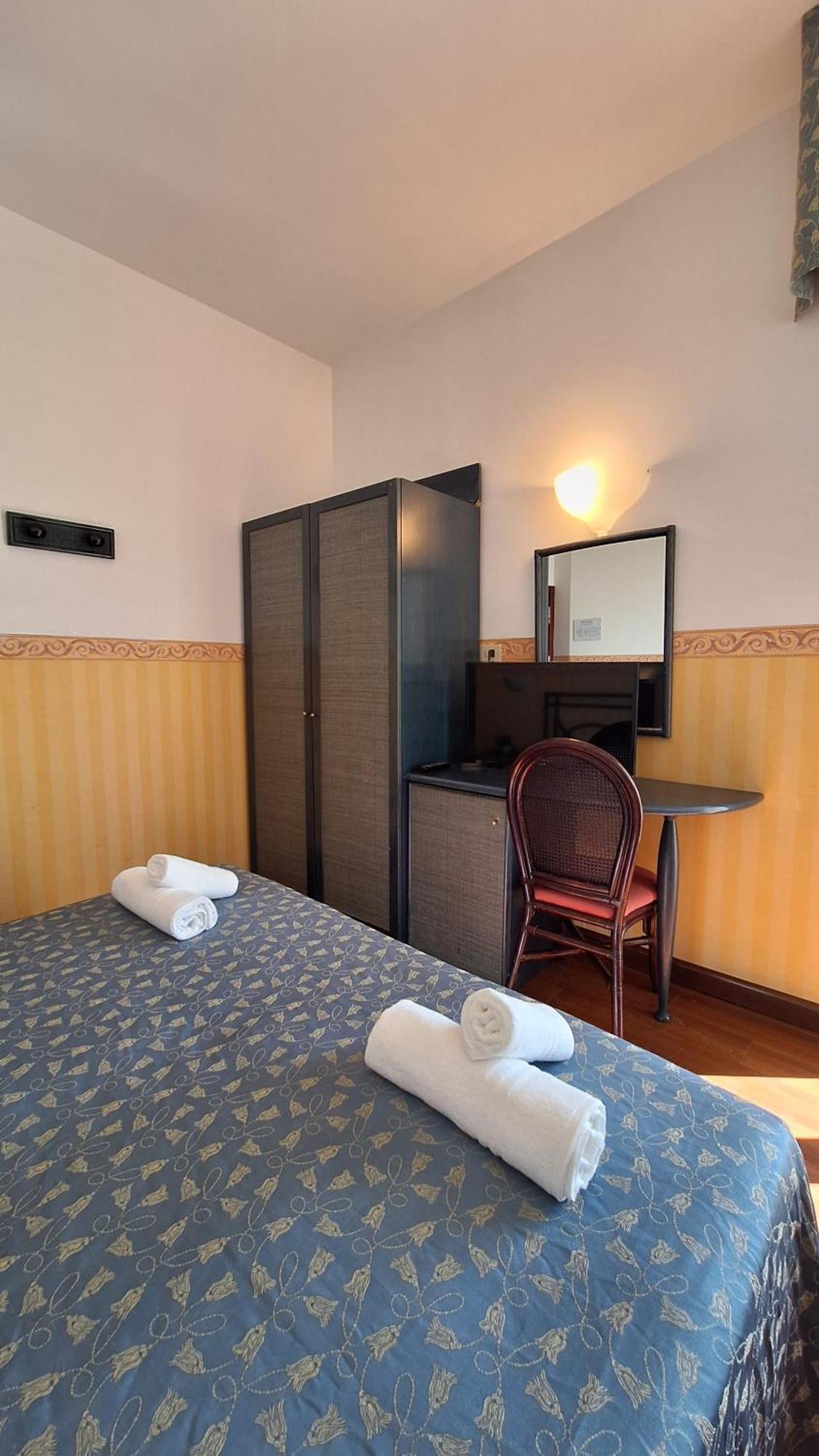 Hotel Regina Fronte Mare Rimini Buitenkant foto