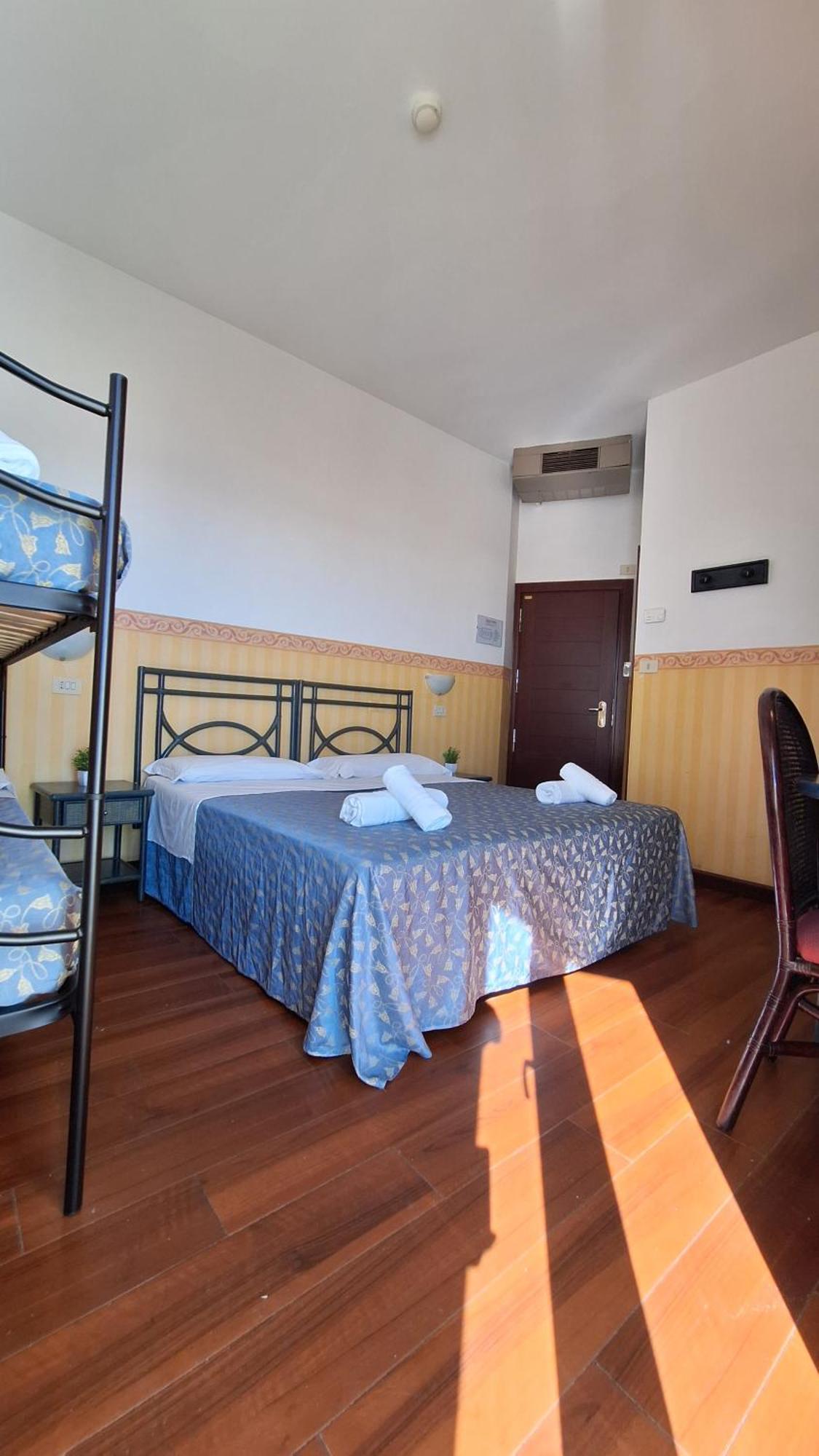Hotel Regina Fronte Mare Rimini Buitenkant foto