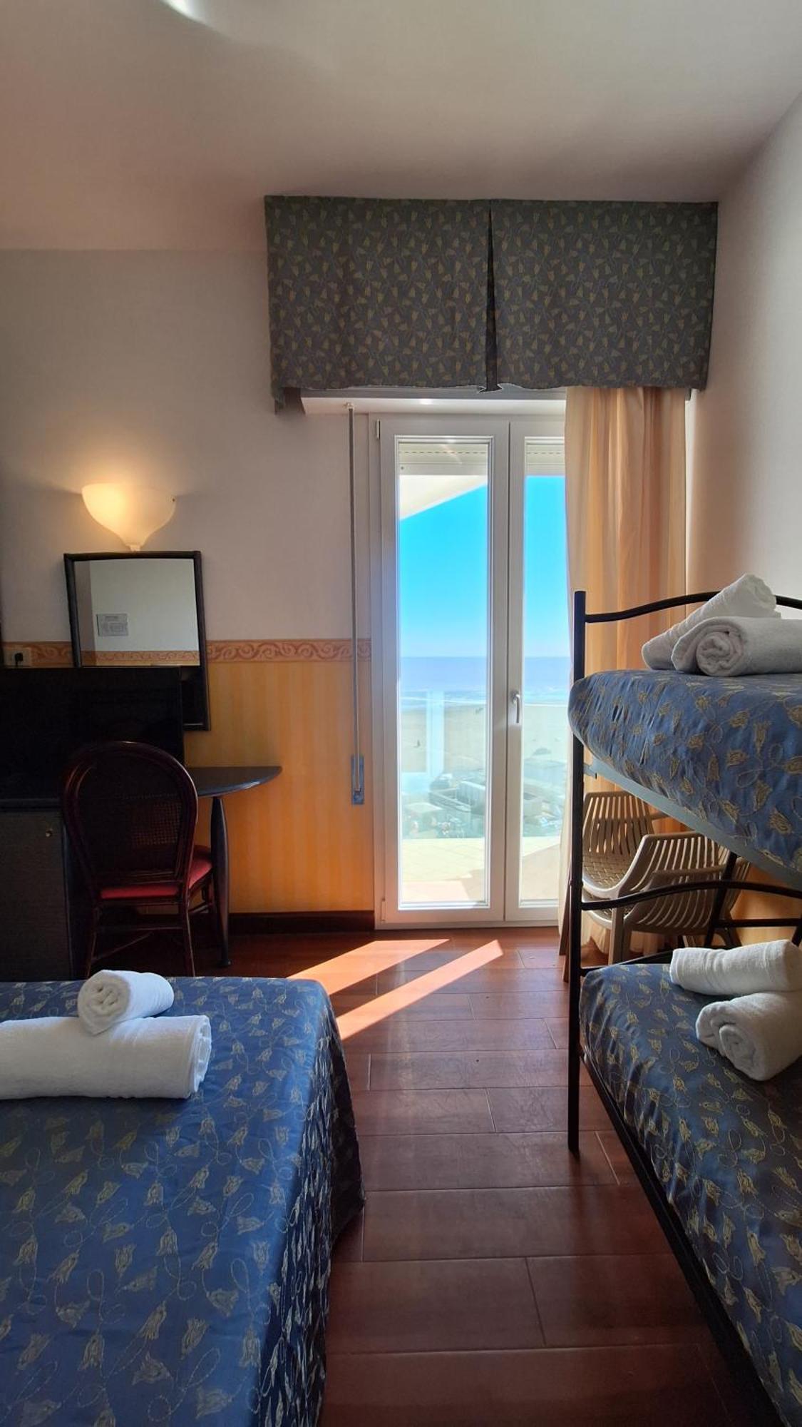 Hotel Regina Fronte Mare Rimini Buitenkant foto