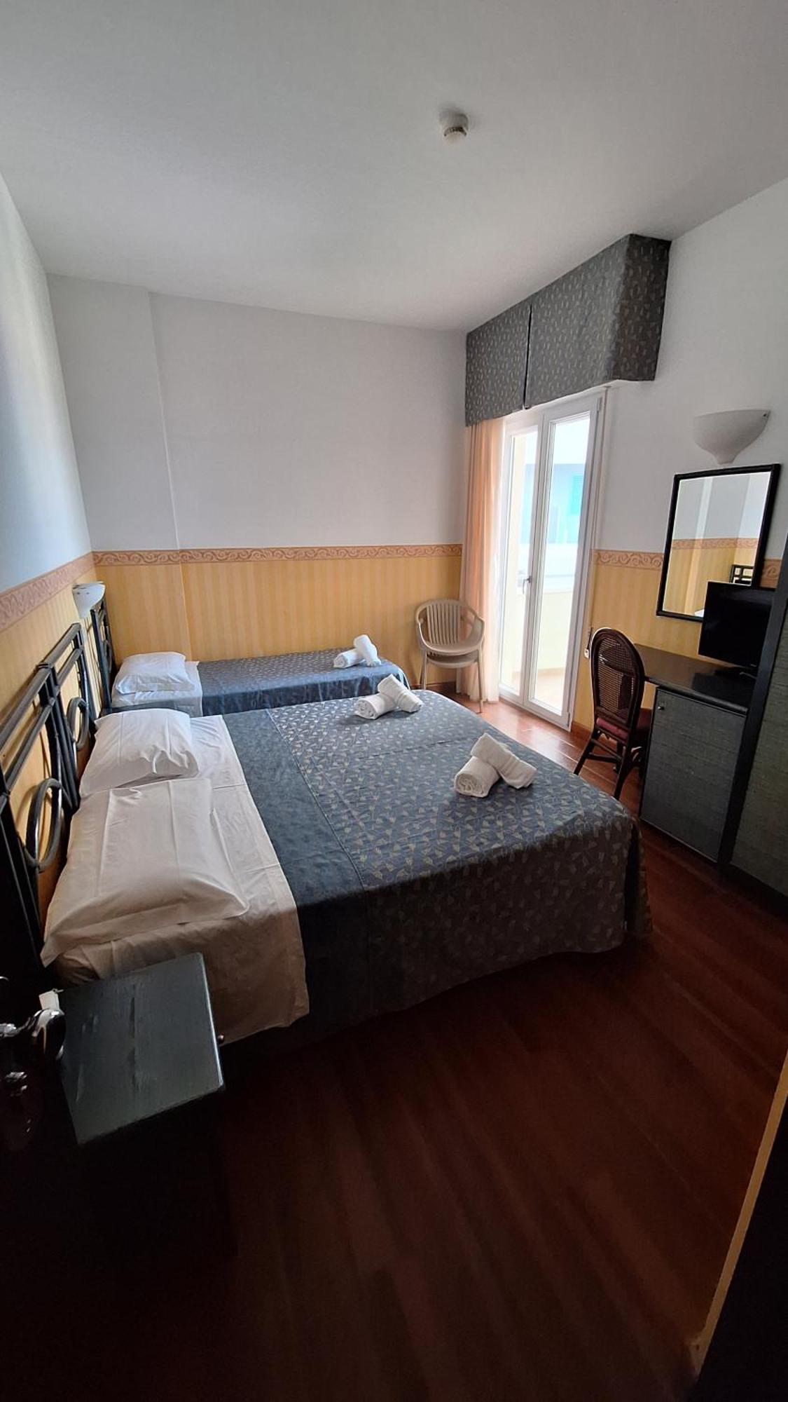 Hotel Regina Fronte Mare Rimini Buitenkant foto
