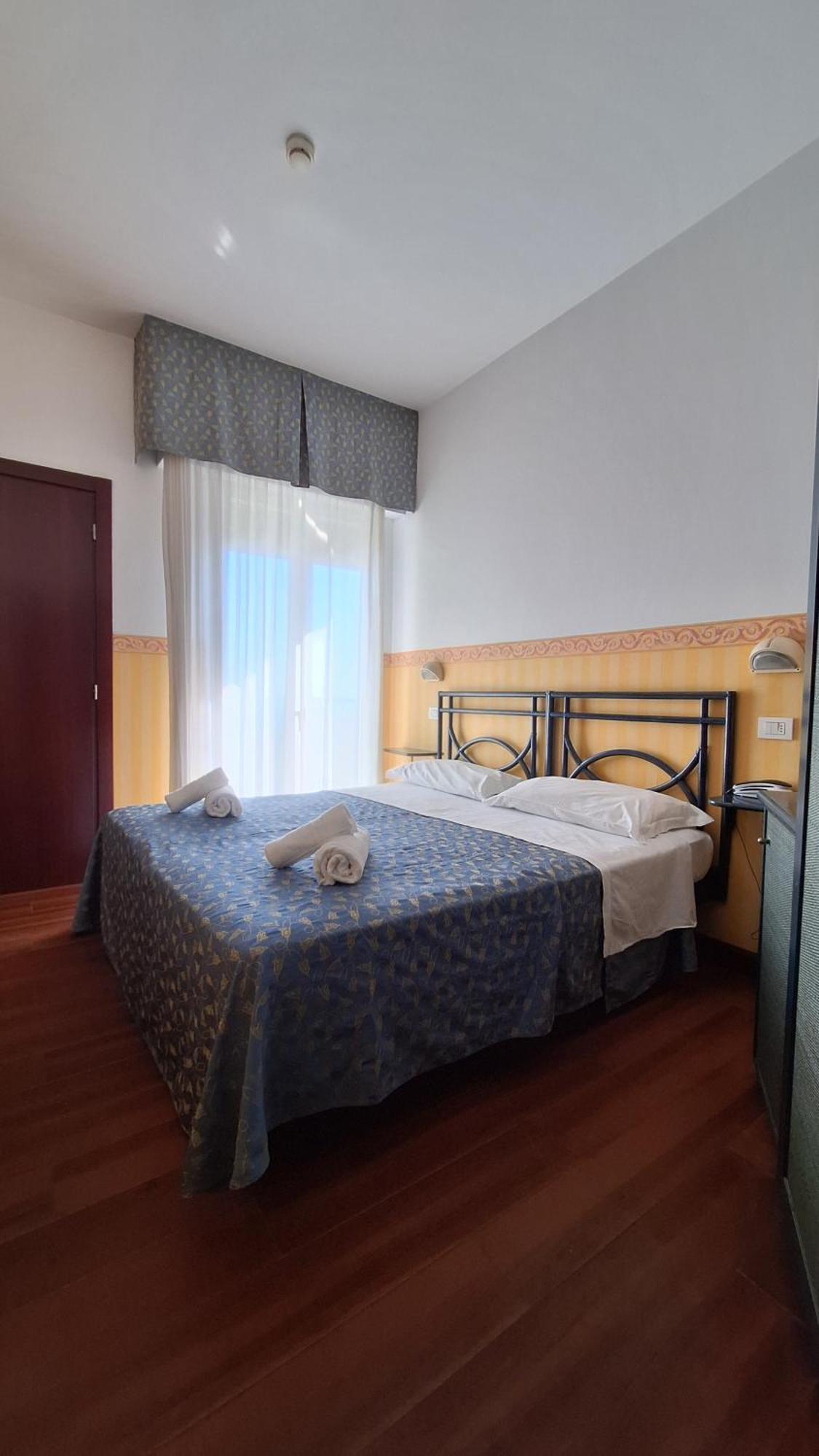 Hotel Regina Fronte Mare Rimini Buitenkant foto