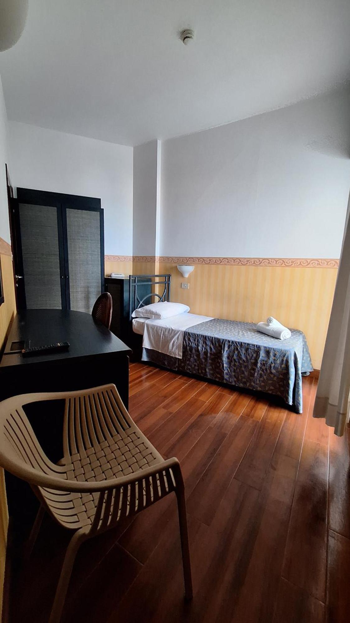 Hotel Regina Fronte Mare Rimini Buitenkant foto