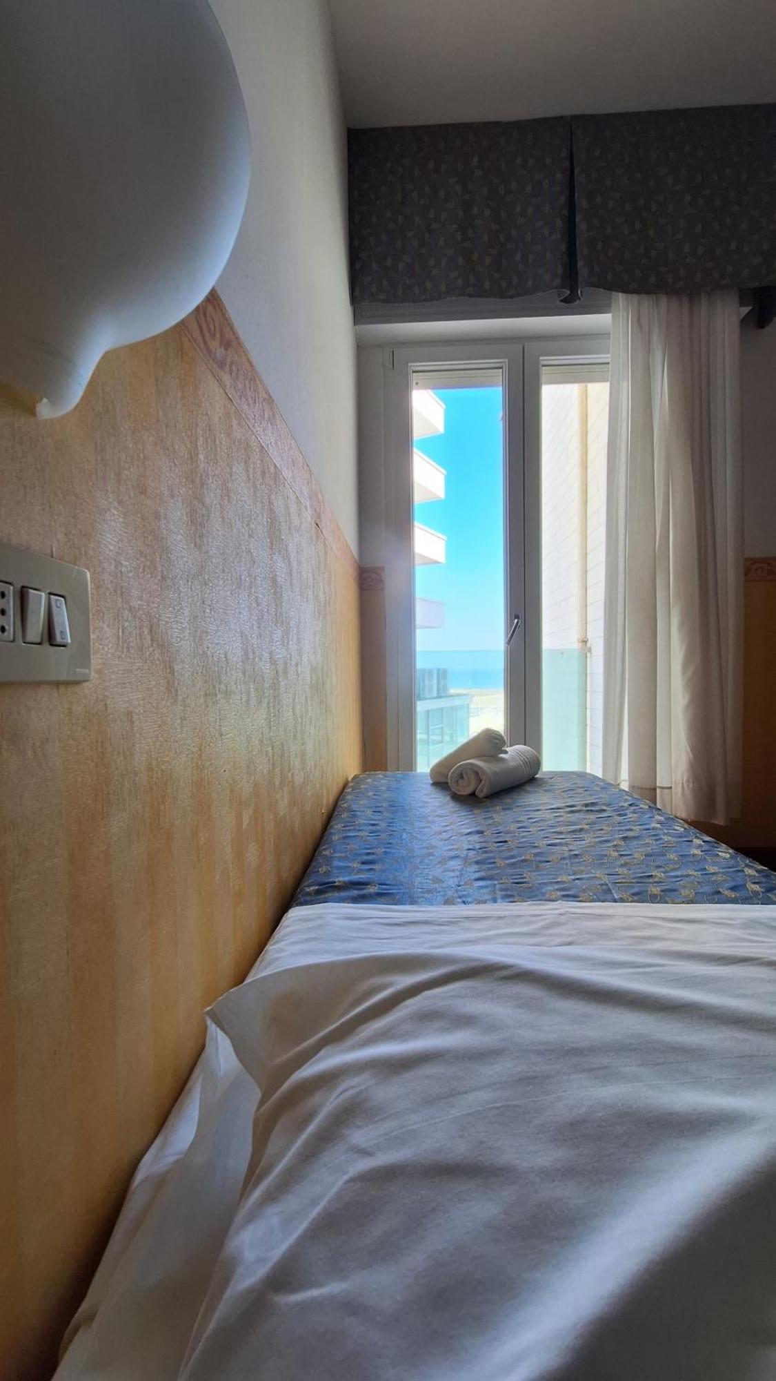 Hotel Regina Fronte Mare Rimini Buitenkant foto