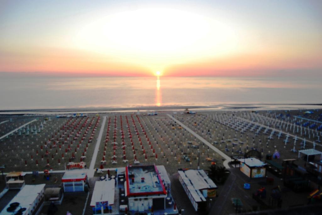Hotel Regina Fronte Mare Rimini Buitenkant foto