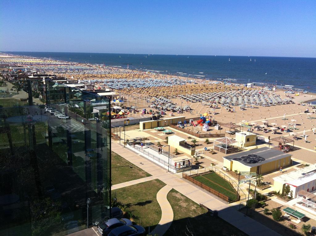 Hotel Regina Fronte Mare Rimini Buitenkant foto