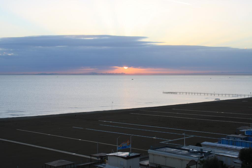 Hotel Regina Fronte Mare Rimini Buitenkant foto